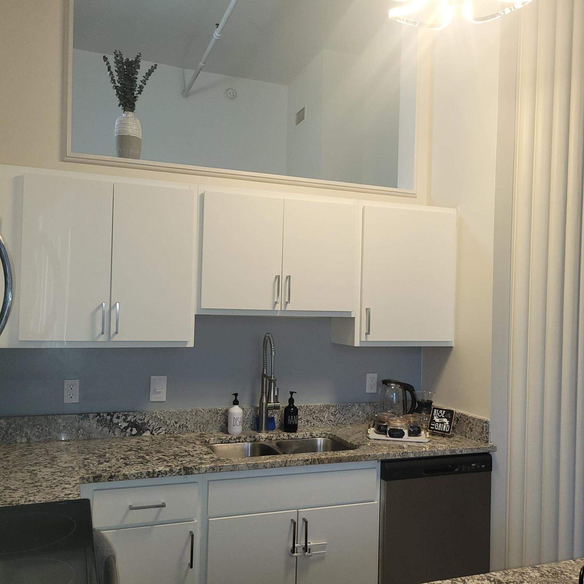 Free Parking! Downtown King Suite Lucas Oil- Conv Center Skywalk#1 Индианаполис Экстерьер фото